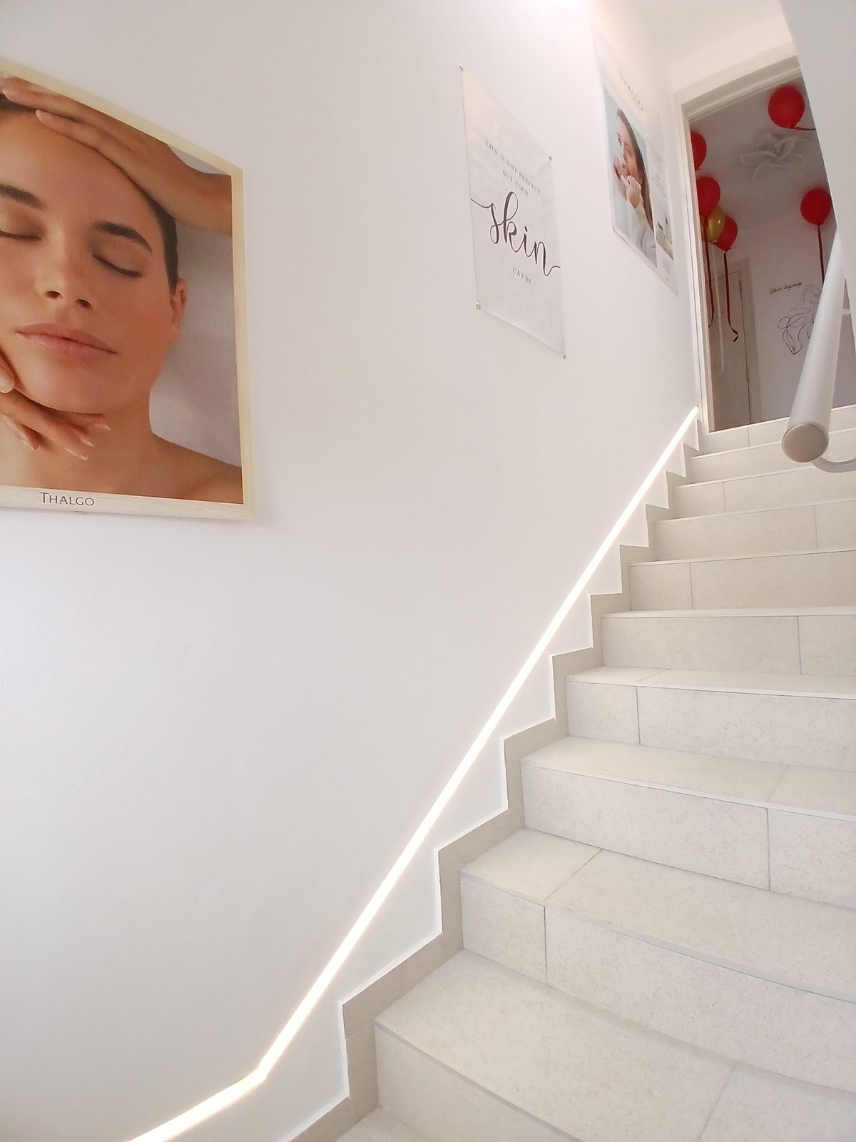 Detalj enterijera salona sa posterom