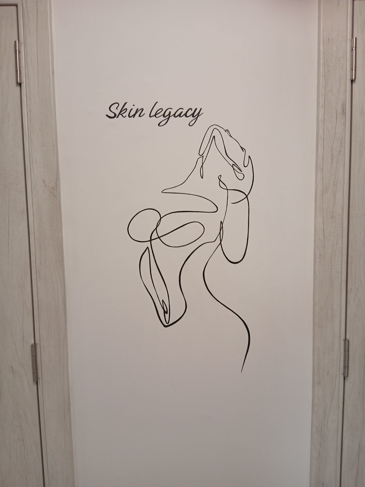 Skin Legacy line art ilustracija na zidu salona